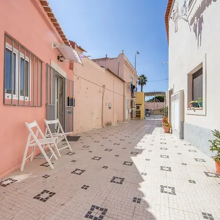 Cozy Oeiras Home For Beach, Lisbon & Cascais Holiday home *